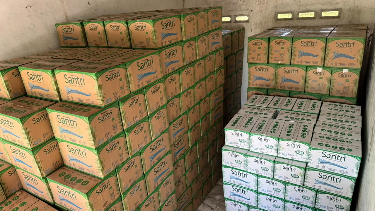 Persediaan produk Air Mineral Santri