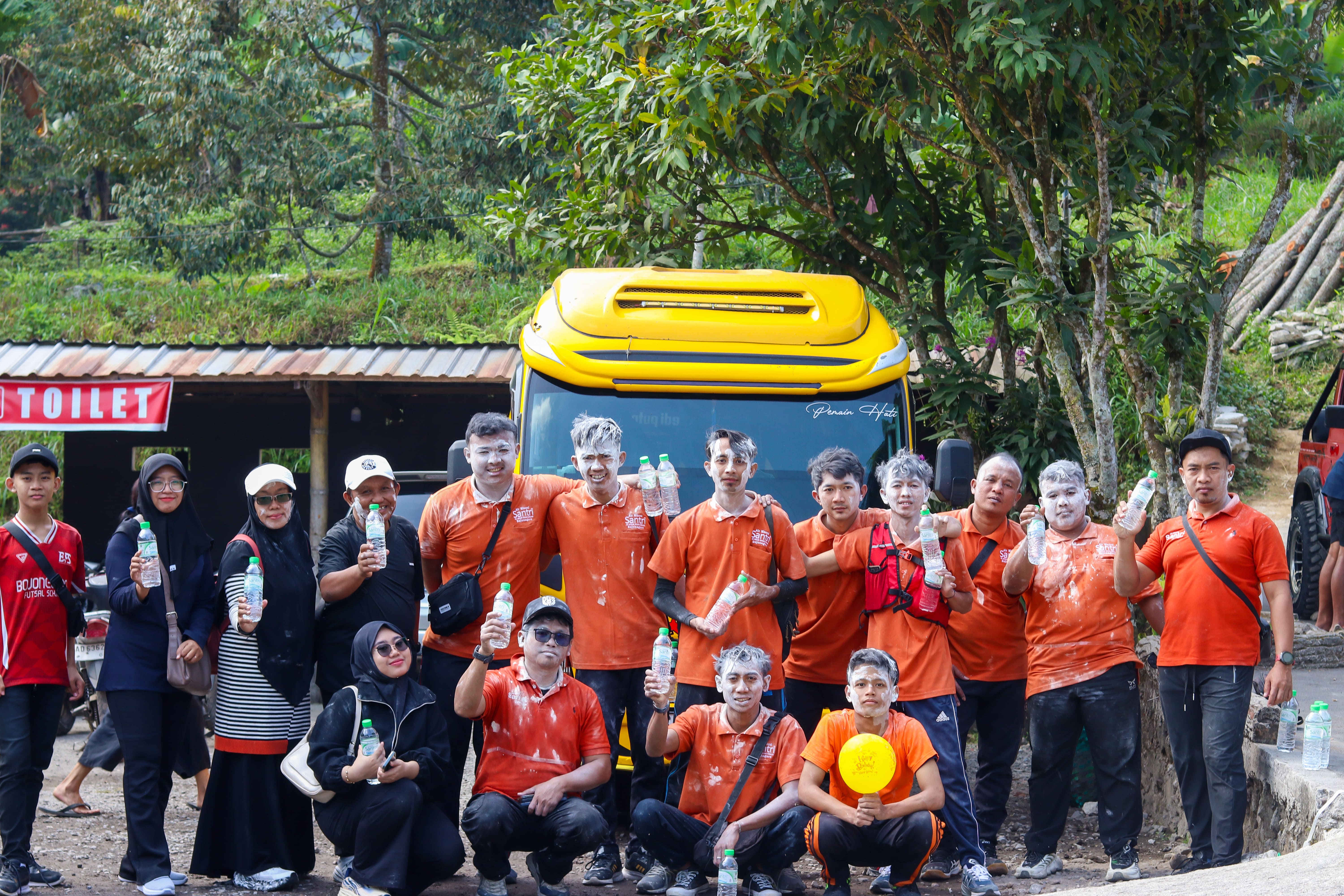 Kegiatan tim Air Mineral Santri